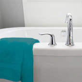 Drap de bain 70x140 cm 100%  coton posé sur baignoire bleu canard