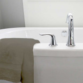 Lot deux serviettes coton éponge 600 Grammes 50x100 cm posées sur baignoire taupe