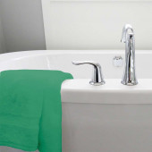 Lot de deux serviettes 100% coton 100x150 cm 600grammes/m² posées sur baignoire vert printemps